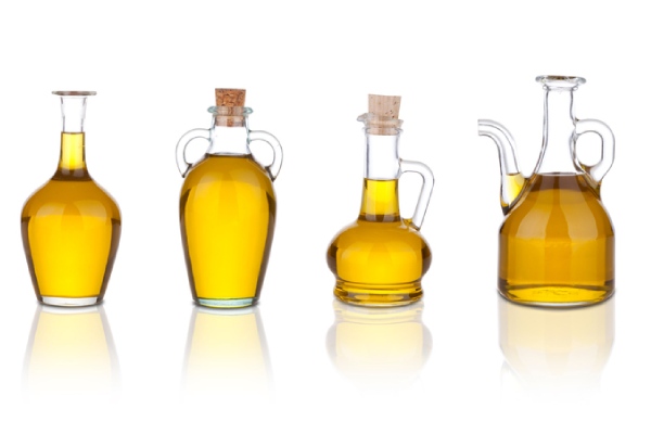 Botellas con aceite de cocina usado para reciclar