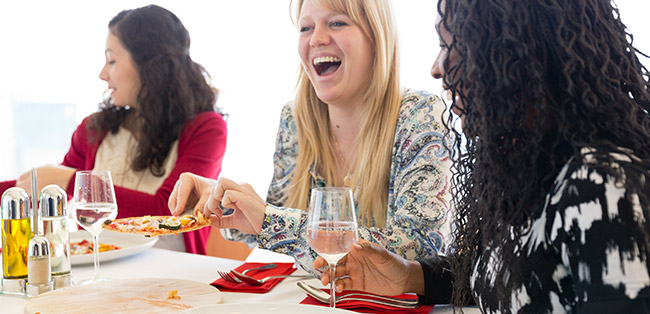 mujeres riendo en almuerzo
