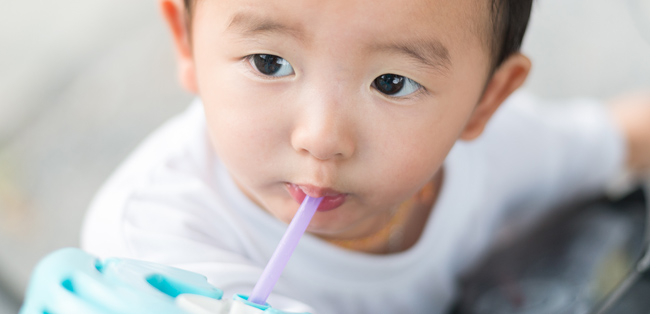 niño tomando agua