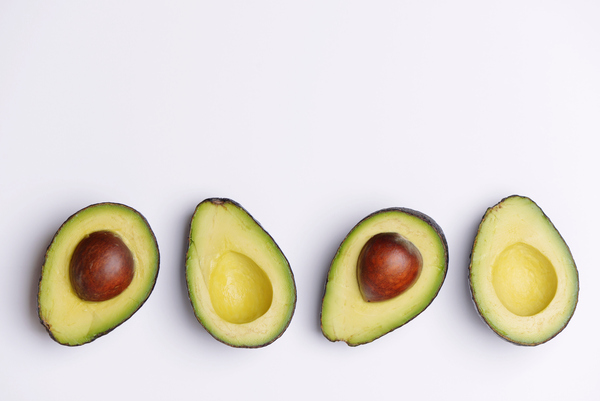Aguacate por mitades