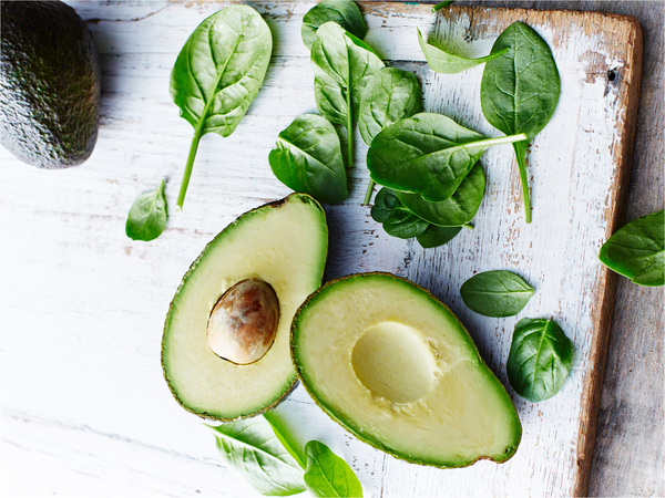 Aguacate en una mesa para conservar