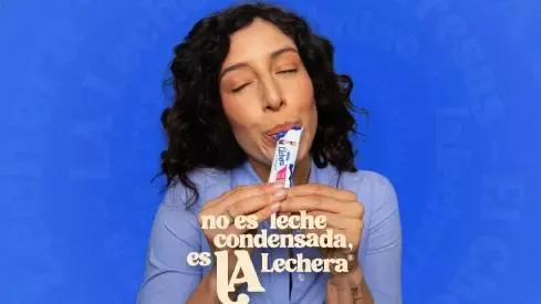 Mujer comiendo LA LECHERA®