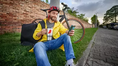 Hombre disfrutando Nescafé