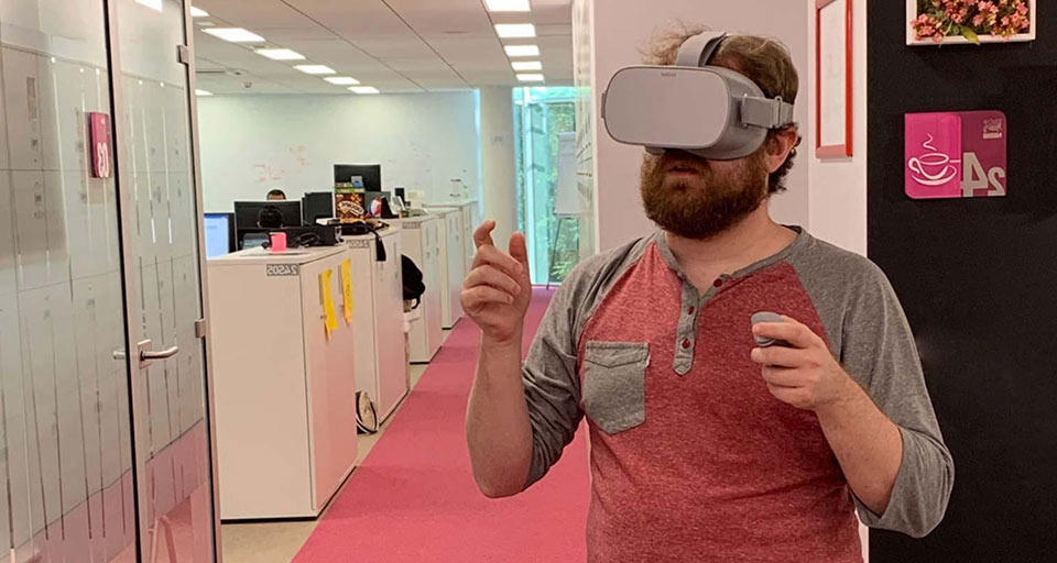 El hombre lleva gafas de realidad virtual